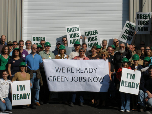 Travailleurs avec des pancartes We are ready et Green Jobs now